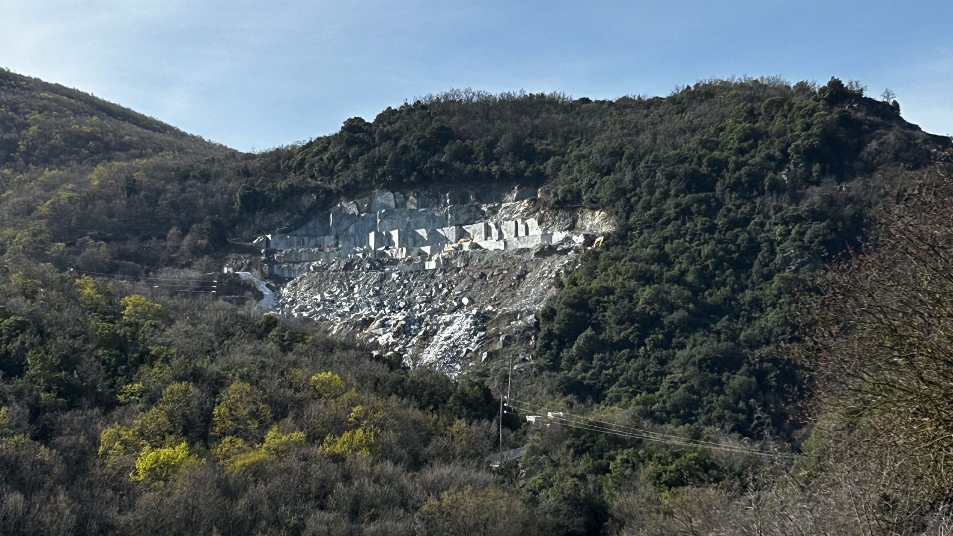 Image of a marble quarry in Greece, surrounded by nature, example of a perfectly pure white marble, Thassos snow white. Some Of The Best-colored Marbles That You Need To Know