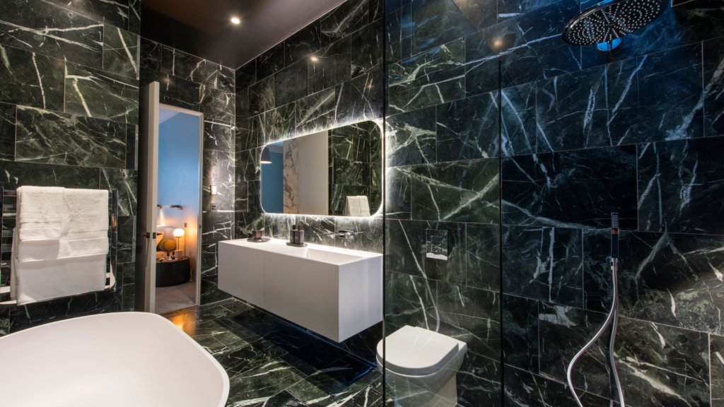 Bathroom rendering with veria green marble tiles on the flooring and in wall cladding, with elegant white veins
